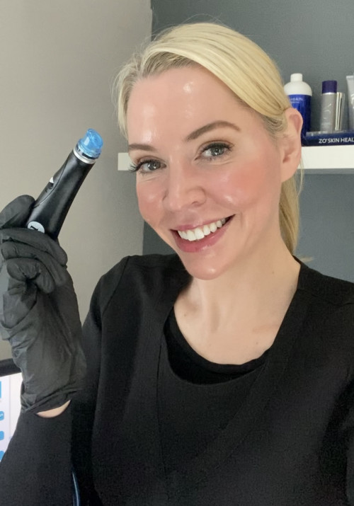 Dr.Stephanie holding Hydrafacial Handpiece