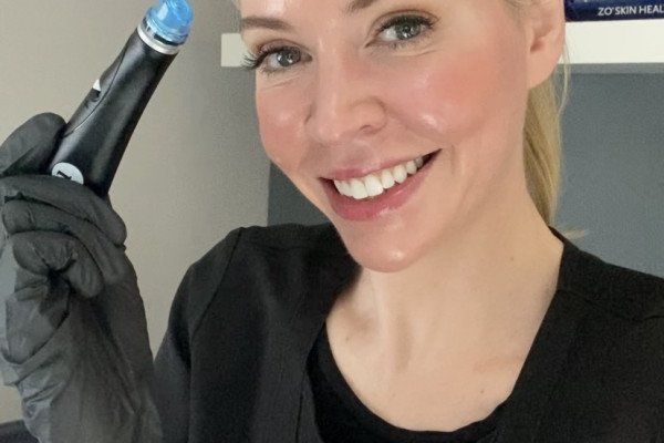 Dr.Stephanie holding Hydrafacial Handpiece